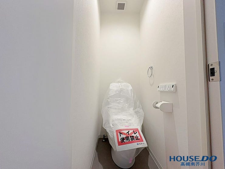 温水洗浄便座完備です。
汚れがたまりにくい設計のトイレです。
日々のお掃除が助かりますね。