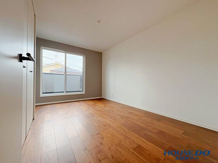 3階寝室7.5帖。
3階にもバルコニーございます。
窓も広く明るいお部屋。