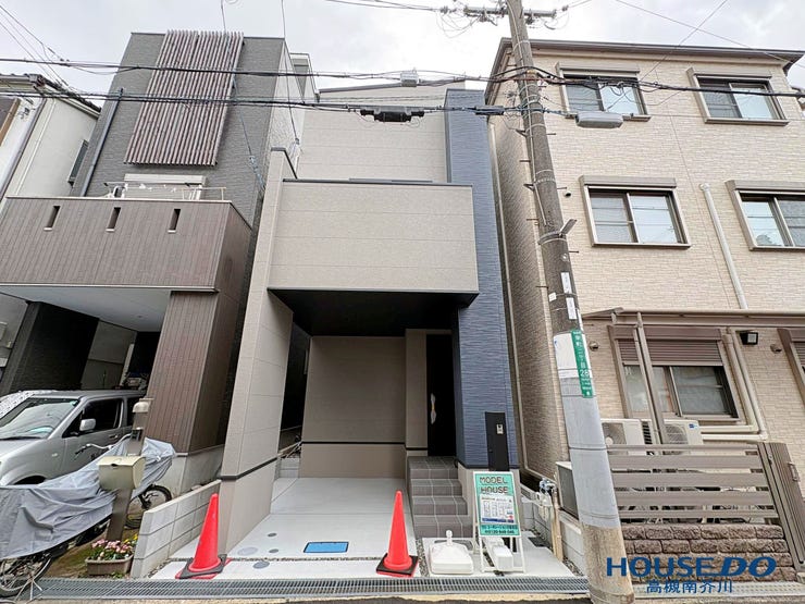 【外観】
落ち着いたカラーリングの外観です。
雨の日も奥まったポーチのおかげで助かります。