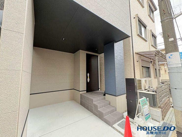 車から玄関まで、2階部分で覆われているので濡れずに移動できますね。