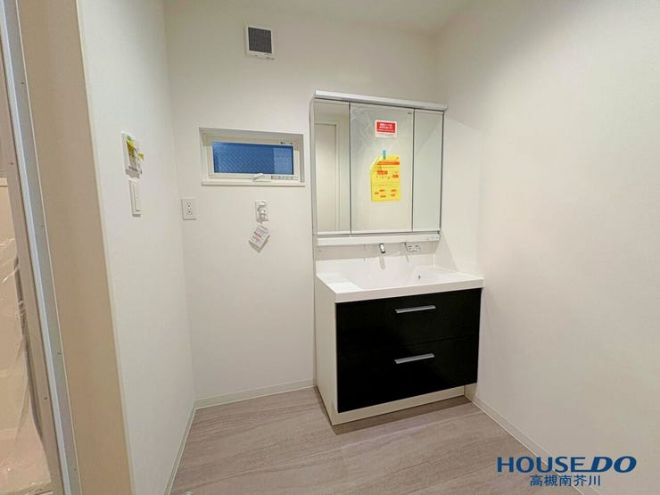 スタイリッシュな洗面台。
洗面台下の収納だけでなく、鏡面裏の収納が小物の置場に大活躍。