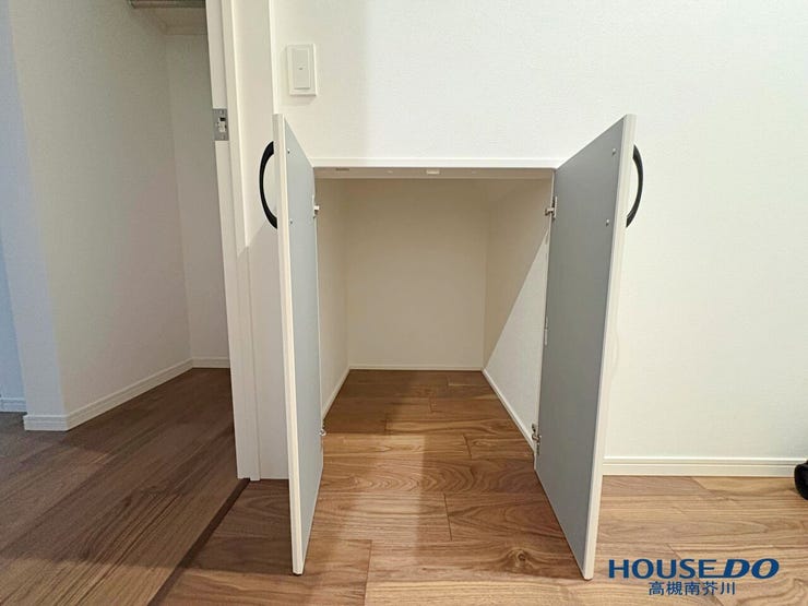 階段下の収納です。
このような収納があることでお部屋がすっきりしますね。