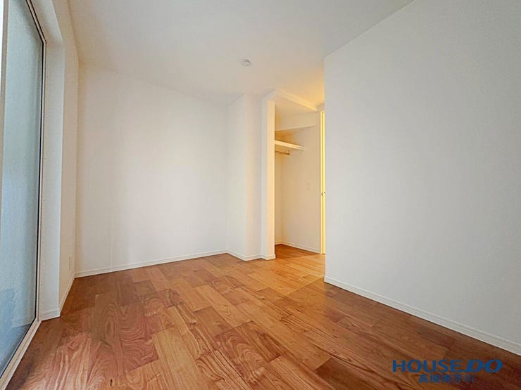 1階の納戸です。
クローゼット収納もございます。