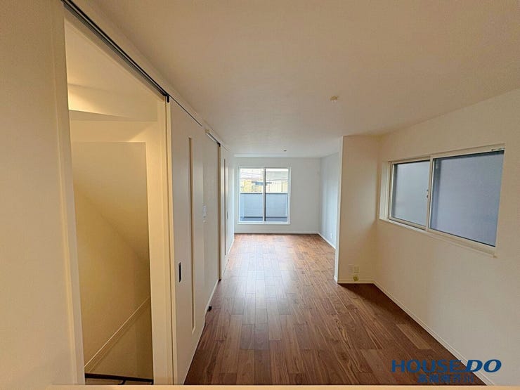 2階LDKキッチン側から。
ベランダが部屋をより広く見せてくれます。
前面道路側にバルコニーがあるので日差しがよく入ります。