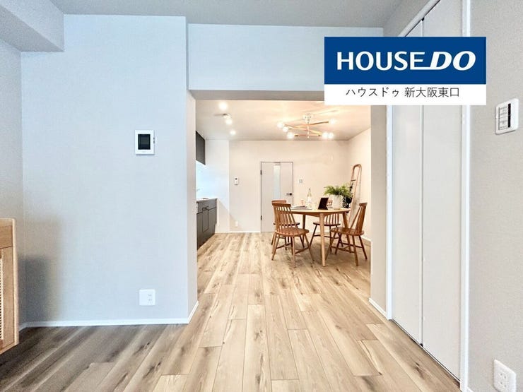 洋室5.0帖。
こちらは少しアースカラーのクロスが使用され、落ち着いた雰囲気に。