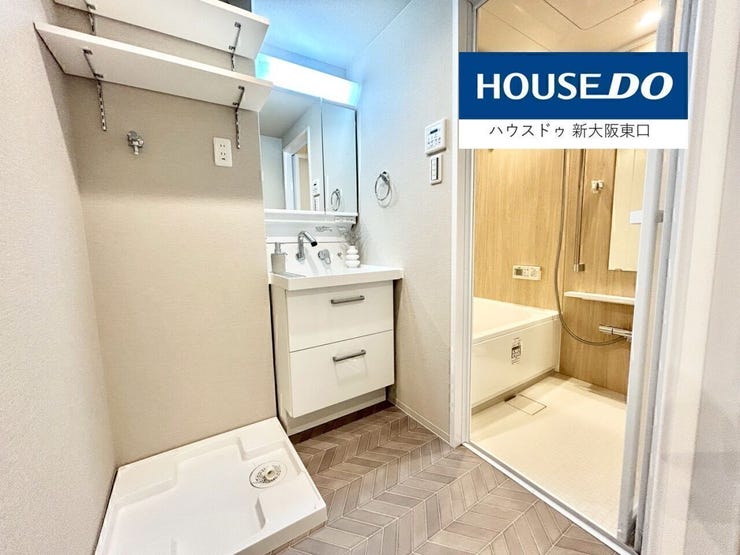 【新調】
洗面台は鏡の裏が収納となるタイプのシャンプードレッサー!