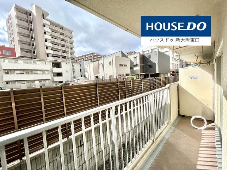 バルコニの壁は鉄柵となっているので、より太陽の光が入りやすくなっています。