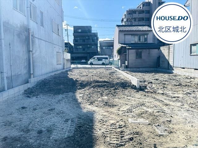 【外観】
名古屋市北区成願寺1丁目に3LDKS新築一戸建ての登場です。19帖の広々リビングには床暖房付きで快適に過ごせます。お車並列2台駐車可能です。