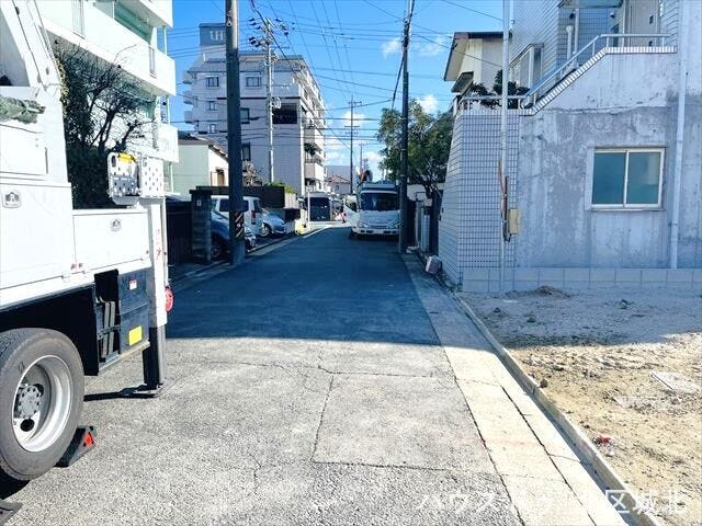 幅員約5.4mの側前面道路です。2台の車がすれ違うことが出来る道幅です。車の出し入れもゆったりとする事が出来ます。