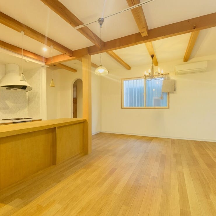 あたたかみのあるウッド調のリビング♪
※家具類を除去する修正をしています。