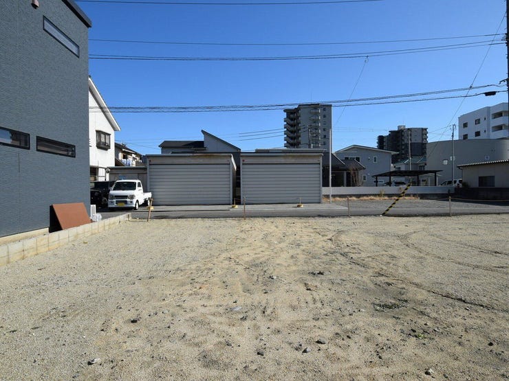 敷地内を西側より撮影