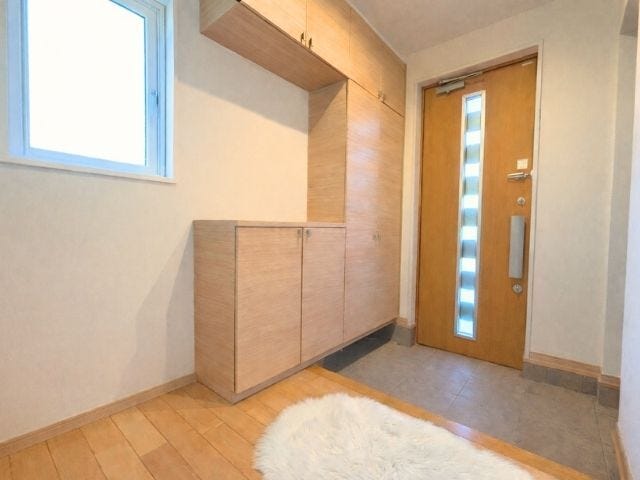 たっぷりと収納できる下駄箱を完備し、いつもすっきりとした玄関でお客様をお迎えできます。※小物削除加工しています(2026年1月11日撮影)