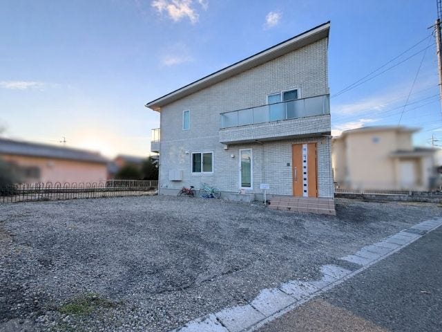 車種によりますが、最大で8台ほど駐車可能です。間口が広く、車の出し入れがとてもスムーズです。駐車が苦手な方も安心して停めることができ、来客時も安心です。(2026年1月11日撮影)