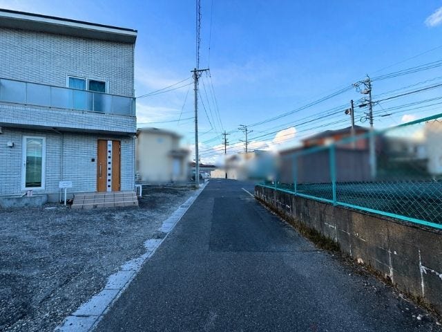 車1台が余裕を持って通れる道幅です。車はスピードを控えるので事故率の軽減や歩行者も安心して通行できます。(2026年1月11日撮影)