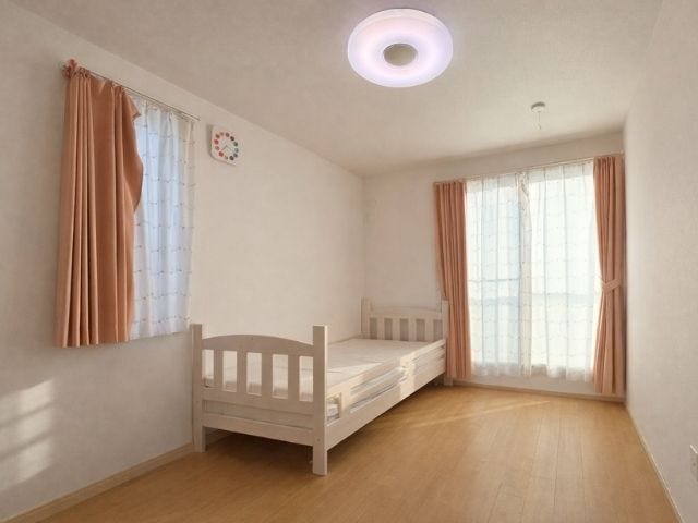 2階東側6帖:バルコニーへ出入りできる掃き出し窓と、採光に優れた腰高窓がある洋室です。光と風をたっぷりと取り込みます。※家具消し加工をしています(2026年1月11日撮影)