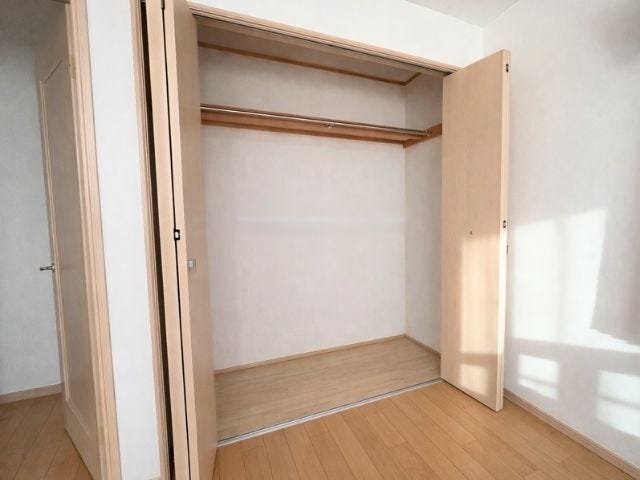 2階東側6帖:衣類や日用品などを効率良く整理できるクローゼットを完備。居住空間を圧迫することなくお部屋をすっきりと快適に保つための収納スペースです。※小物削除加工しています(2026年1月11日撮影)