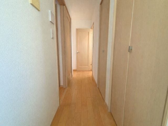 2階ホール:収納箇所は豊富です。ナチュラルで、明るい印象です。※小物削除加工しています(2026年1月11日撮影)