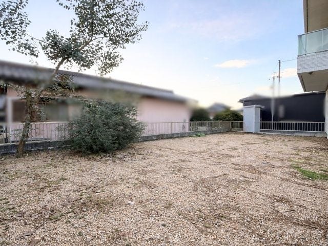 南向きの庭です。ガーデニング、お子様の遊び場など、様々な楽しみ方が広がるゆとりの空間です。(2026年1月11日撮影)