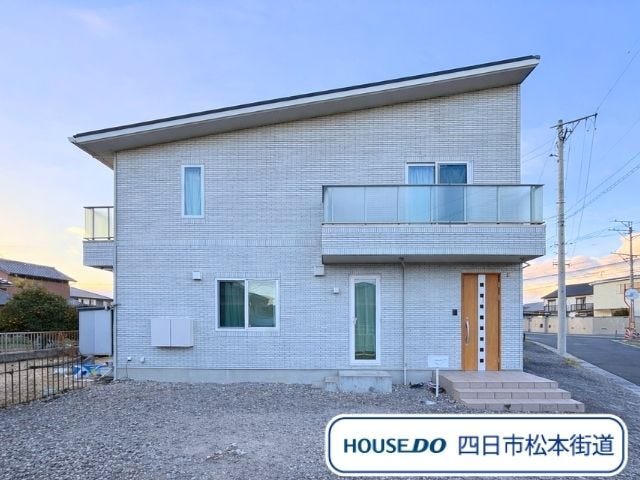 【外観】
高花平小学校/笹川中学校区。全館床暖房付きの3LDKです。ゆとりのある駐車場&庭も魅力のひとつ◎収納スペースも豊富です♪(2026年1月11日撮影)