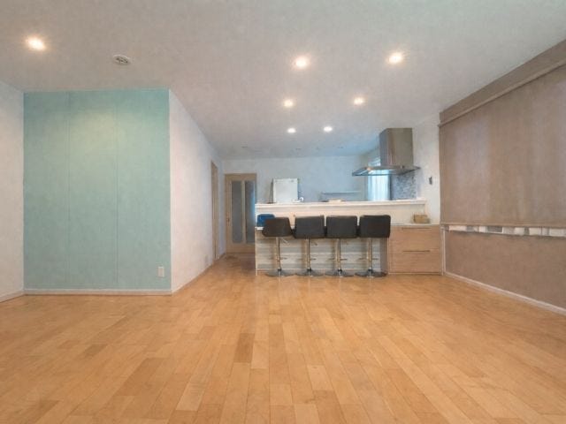 ゆとりある広さの20帖LDKです。家族の笑顔をやさしく照らす、ダウンライトが印象的。お部屋を広く見せる効果もあります。※家具消し加工をしています(2026年1月11日撮影)