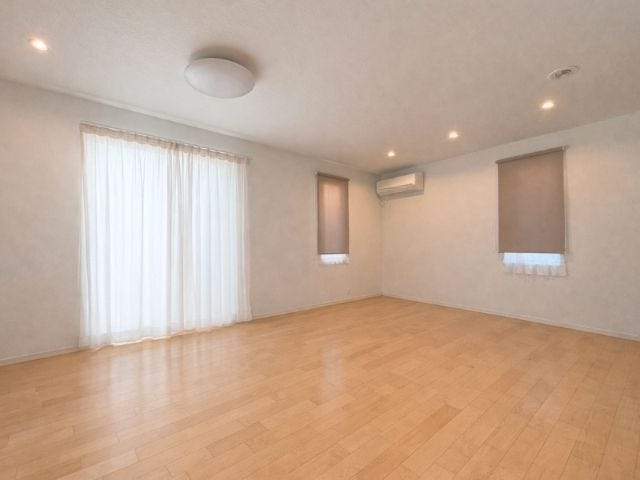 2面に窓があるため、一日を通してたっぷりの光が差し込みます。風通しも良く、いつでも心地よい空間が広がる、開放感あふれるリビングです。※家具消し加工をしています(2026年1月11日撮影)