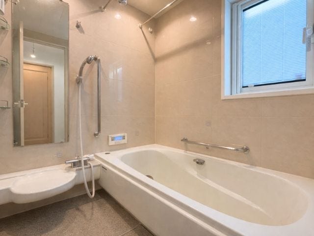 窓付きの浴室は、外の光を感じられる明るく開放的な空間です。換気もスムーズに行えるため、湿気がこもりにくく清潔に保てます。※小物削除加工しています(2026年1月11日撮影)