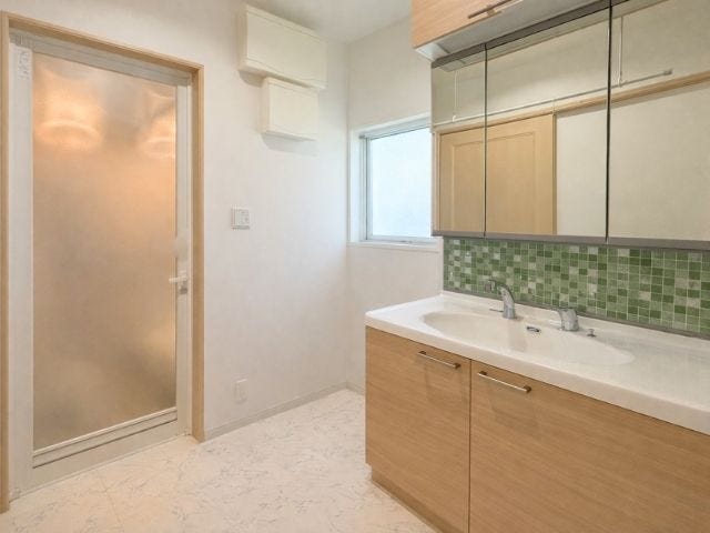 鏡の裏が収納の三面鏡付き洗面台。化粧品や洗面用品を整理でき、いつもすっきりと保てます。朝の身支度が快適になる、機能性とデザイン性を兼ね備えた空間。※小物削除加工しています(2026年1月11日撮影)