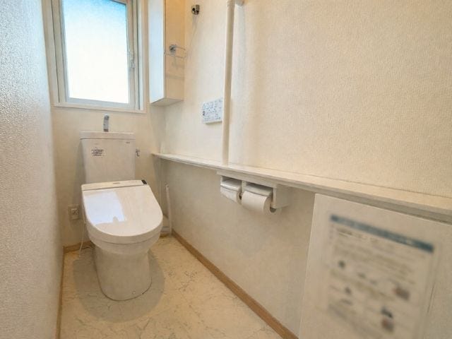 温水洗浄便座を完備しており、いつでも快適にご利用いただけます。すっきりとシンプルな空間で、毎日の生活をより心地よく過ごせます。※小物削除加工しています(2026年1月11日撮影)