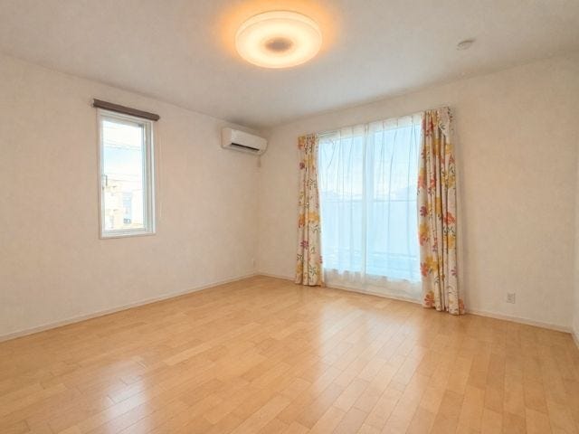 2階8帖:一番広い居室ですので主寝室に最適です。バルコニーに続く窓があるため換気も良好。ウォークインクローゼット付のお部屋です。※家具消し加工をしています(2026年1月11日撮影)