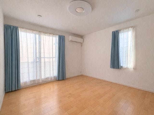 2階西側6帖:プライベートな時間を快適に過ごせる洋室です。大きな窓から光を取り込み、心地よい空間を実現します。※家具消し加工をしています(2026年1月11日撮影)