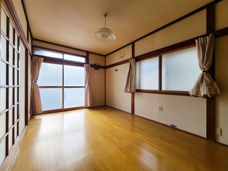 室内(2026年1月)撮影
◎本日案内可能◎
玄関横に設けられている洋室は、客室としてもお使いいただけます♪