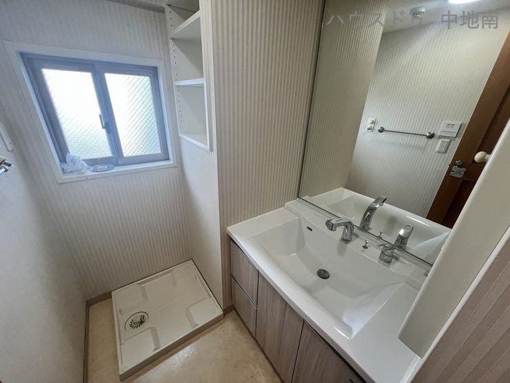 洗面室にも窓があるので自然換気できます♪