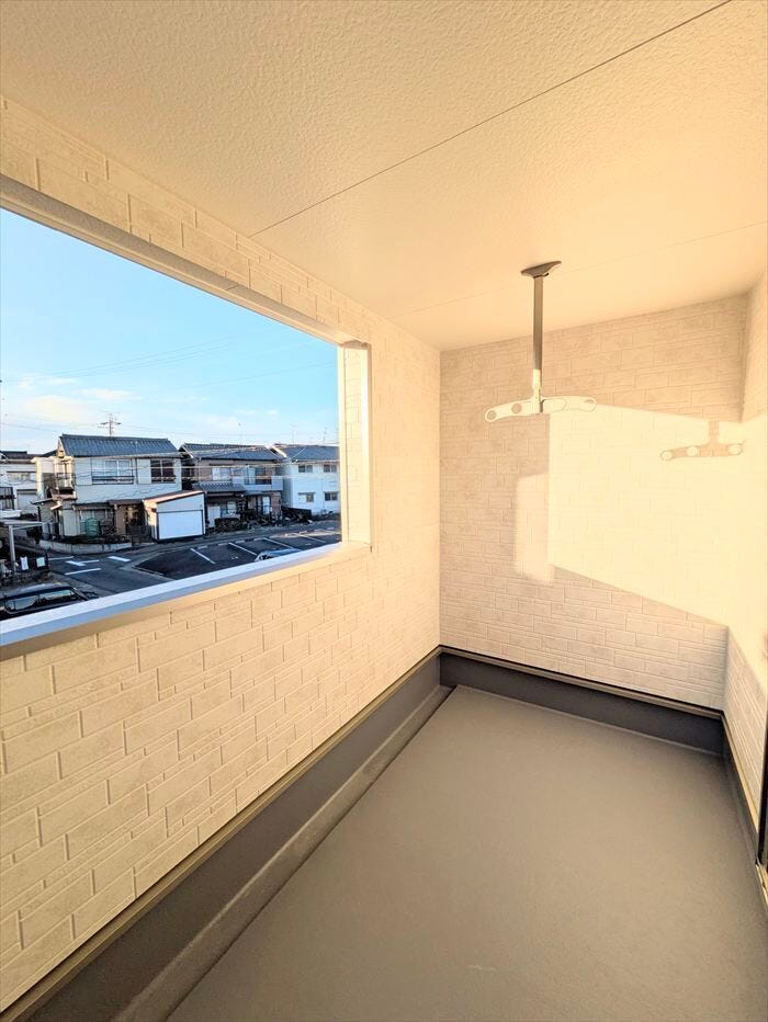 【同社施工例】
インナーバルコニーなので多少の雨でもお洗濯は大丈夫です!