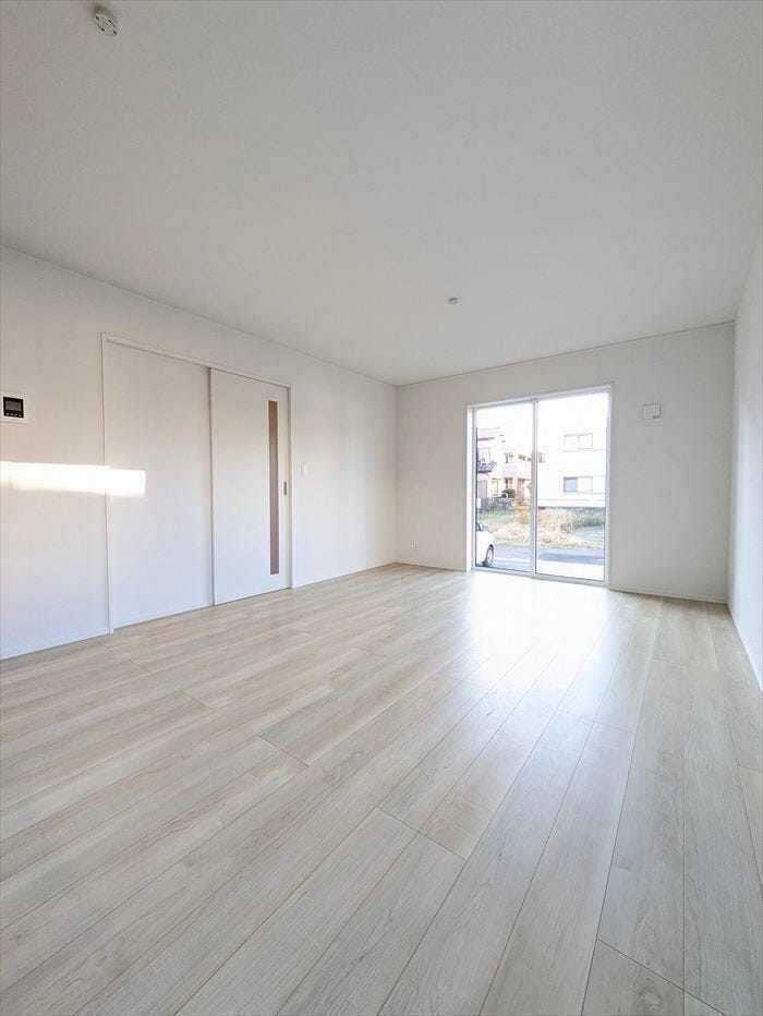 【同社施工例】
日当たりのよい温かい雰囲気の広々LDKスペースです♪ご家族との団欒をこちらでゆったりとお過ごしください♪