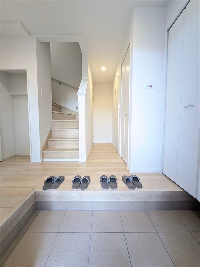 【同社施工例】
家族の履物が全部しまえるワイドな玄関収納。