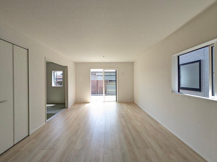 【同社施工例】
南向きで明るい陽光に包まれたワイドリビング。心地よい時間を過ごせるでしょう