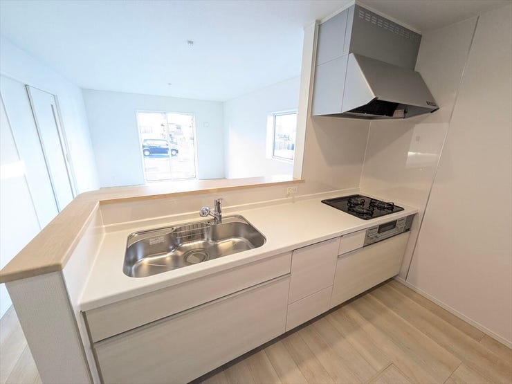 【同社施工例】
カウンターキッチンからリビングが見渡せるので、小さなお子様の様子を見ながら料理ができます♪