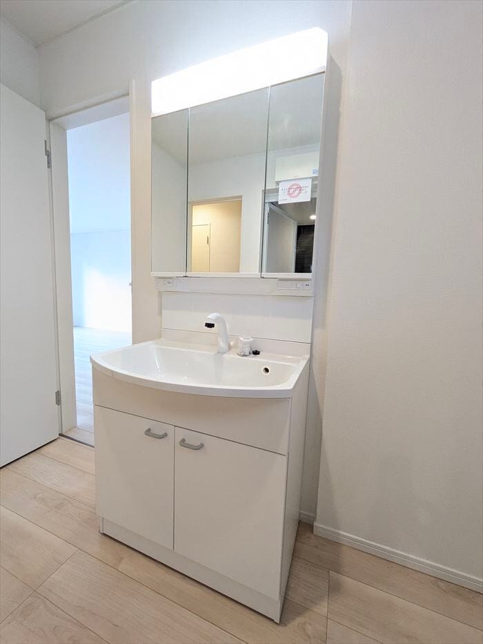 【同社施工例】
人気の3面鏡を採用しました。
ミラー裏が収納になっているので、生活感を出さずに収納することが出来ます。