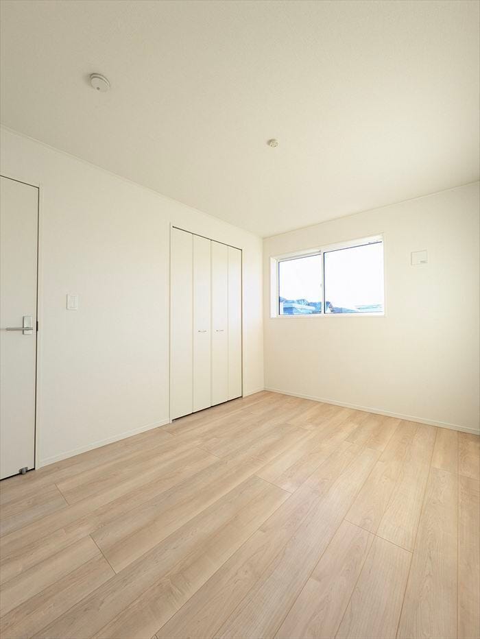 【同社施工例】
心地よい日差しが差し込む明るい居室です