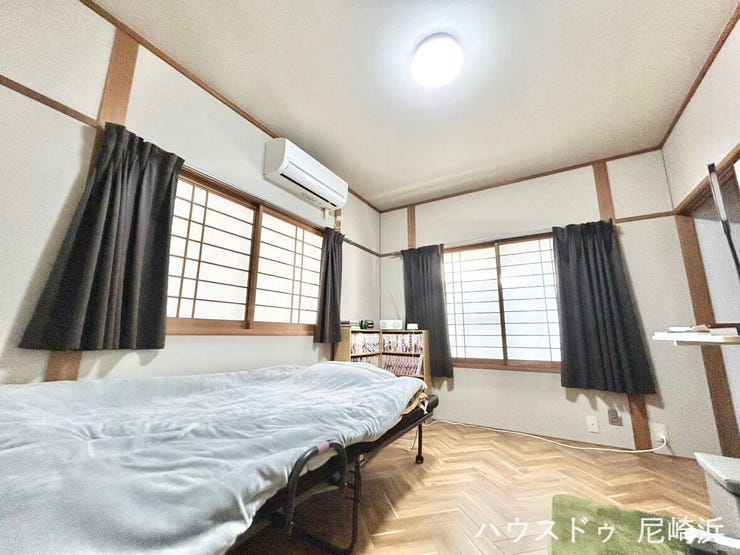 ■2階寝室 約5.7帖 二面採光で風通し・採光良好です!