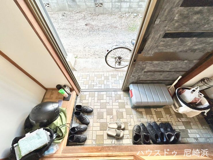 ■段差が少なく、靴の脱ぎ気がしやすい玄関♪サイドに腰掛けスペースもあり!
