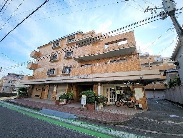 落ち着いた佇まいが印象的な外観。
駅や周辺施設へのアクセスにも恵まれ、
暮らしやすい住環境が魅力です♪