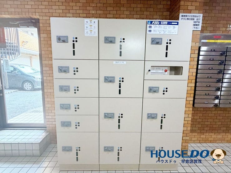 宅配ロッカーが備えてあり、荷物の受け取りも便利です