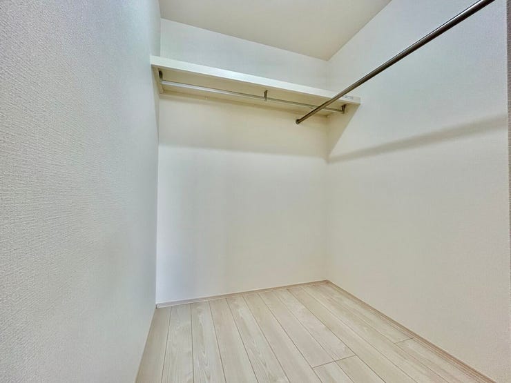 ◇WIC◇
大容量のWIC完備。お洋服もたくさん収納できて、お部屋がスッキリします。この空間量だからこその、季節物の衣装や沢山の思い出をしまえるゆったりとした収納スペースは大変重宝します。