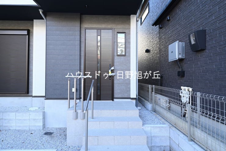 玄関にも窓ついてます♪