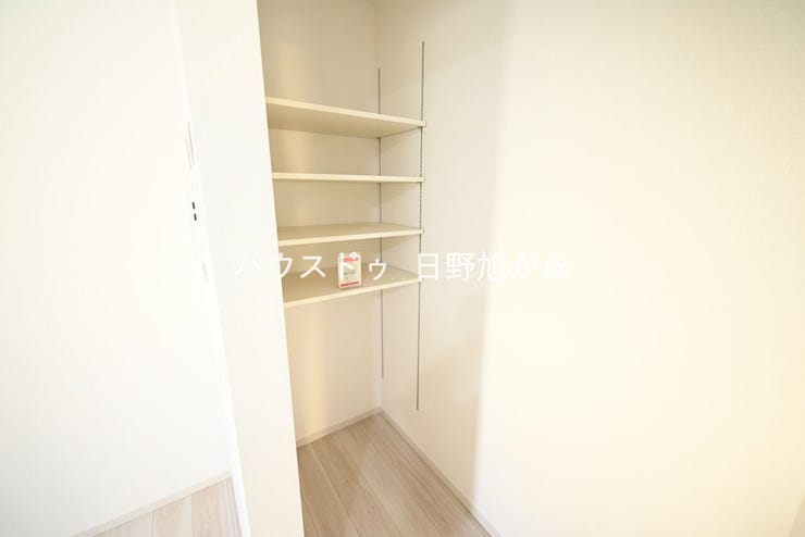 パントリーがあり、キッチンの食料品など収納できるのはうれしいポイントです!!