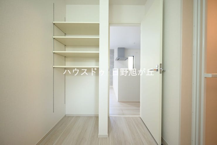 洗面脱衣所にある可動式棚!タオル類や洗剤など収納に便利です!