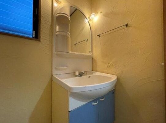 清潔な洗面化粧台です。毎日の身だしなみチェックはこちらでどうぞ。小物を置くスペースもあって使い勝手便利ですね