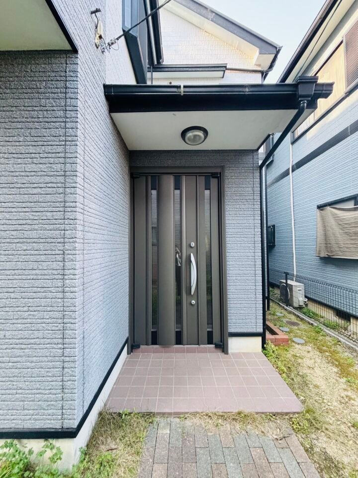 すっきりとした玄関扉ですね♪