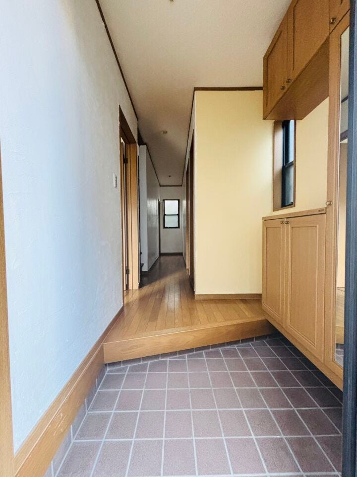 玄関には下駄箱がついています。靴なども下駄箱に収納してスッキリとした玄関を保てます。